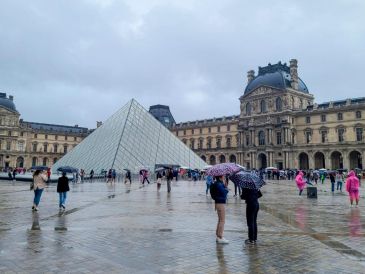 El Louvre fue totalmente evacuado y va a estar cerrado durante todo el día, sobre todo "para preservar las pruebas" del robo. EFE/E. Sapiña