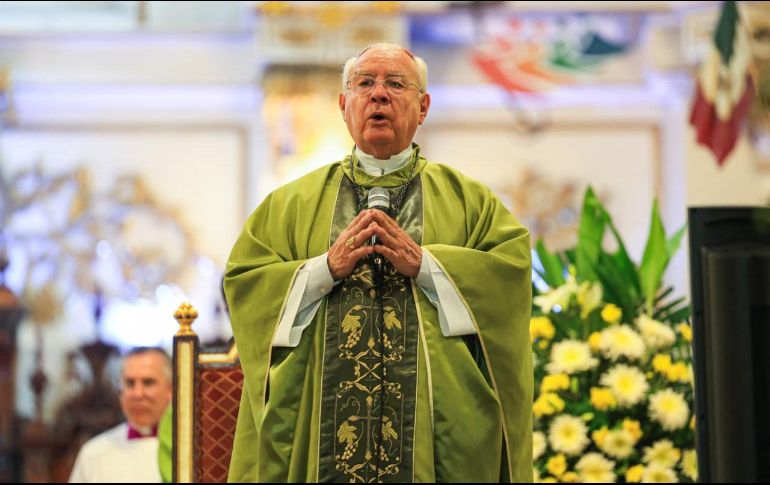 José Francisco Robles Ortega hizo un llamado a los feligreses a honrar a sus santos y difuntos. EL INFORMADOR/ J. ACOSTA.