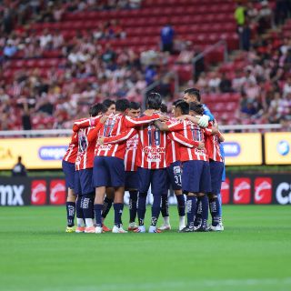 ¿Cuántos partidos jugaron los futbolistas surgidos en Chivas antes de irse a Europa?