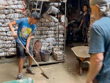 En Veracruz, las lluvias afectaron al Mercado de Abastos, dañando grandes cantidades de víveres. EL UNIVERSAL
