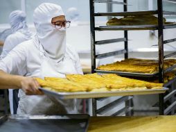 Trabajadoras de la industria alimentaria en Jalisco preparan panes, uno de los sectores estratégicos protegidos en el T-MEC. ESPECIAL