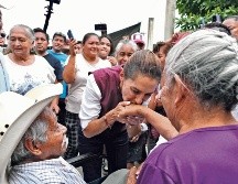 La Presidenta estuvo cerca de las personas que se encuentran en los refugios temporales de la comunicad de El Carrizal, Pantepec, Puebla. EFE
