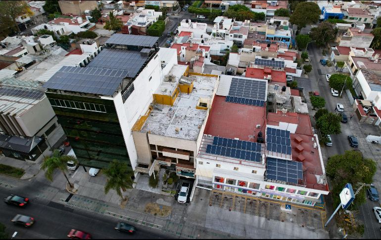 El Gobierno estatal ha flexibilizado los esquemas de financiamiento para facilitar la instalación de paneles solares en casas, comercios e industrias, lo que ha llevado a la Entidad a liderar a nivel nacional en los contratos de interconexión firmados ante la Comisión Reguladora de Energía. EL INFORMADOR/ A. Navarro