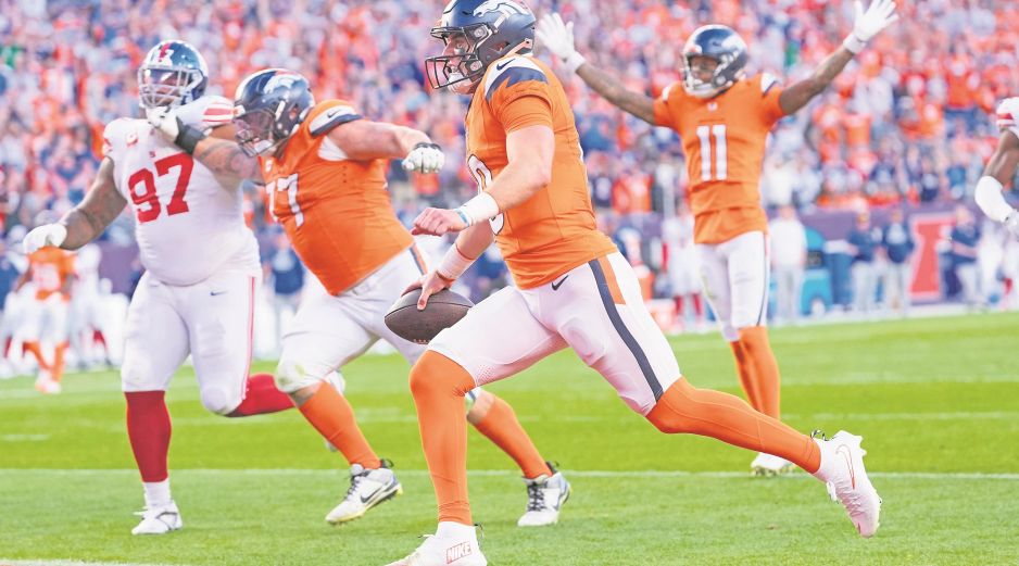 Bo Nix tuvo dos anotaciones por tierra en el último cuarto, ayudando a su equipo a remontar. AP