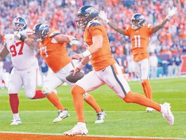 Bo Nix tuvo dos anotaciones por tierra en el último cuarto, ayudando a su equipo a remontar. AP