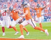 Bo Nix tuvo dos anotaciones por tierra en el último cuarto, ayudando a su equipo a remontar. AP