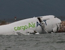 El incidente provocó el cierre temporal de la pista norte del Aeropuerto Internacional de Hong Kong, considerada esencial para las operaciones de carga y vuelos de largo recorrido. EFE/EPA/M. James