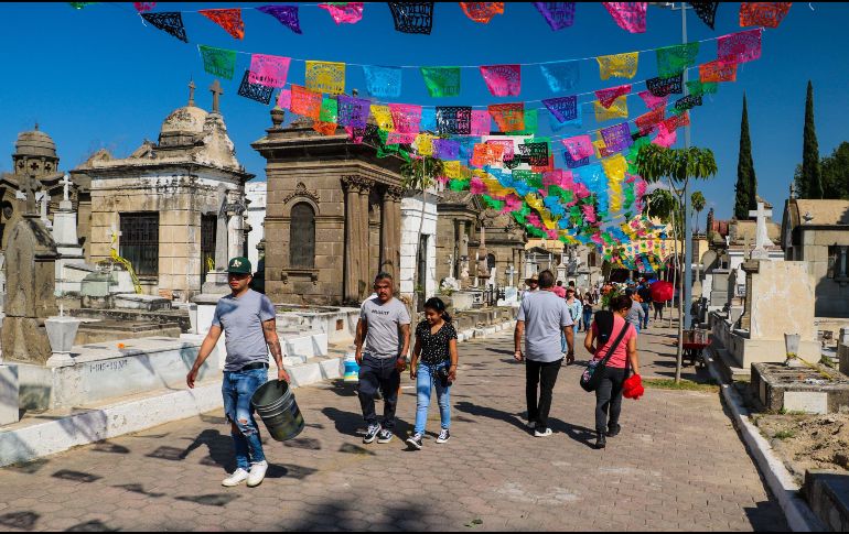 En pueblos y ciudades de todo el país, se realizan procesiones, concursos de altares, desfiles y visitas a los panteones, donde las familias comparten comida, música y recuerdos. EL INFORMADOR / ARCHIVO