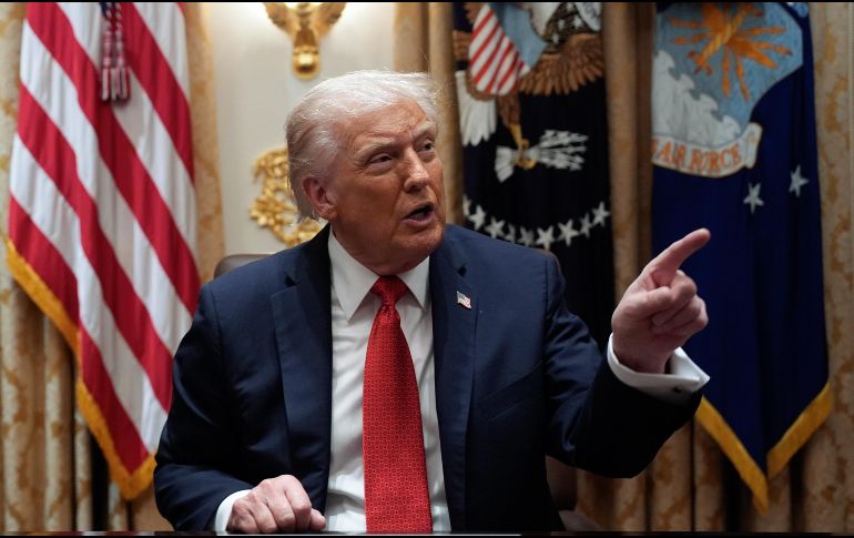 Trump advirtió que eliminará a los miembros de Hamás si violan el alto el fuego con Israel y continúan los ataques en Gaza. EFE/Y. GRIPAS