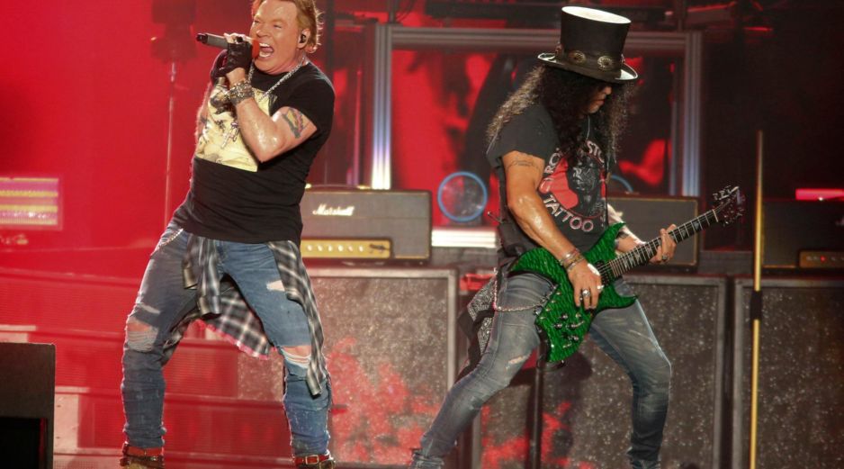 Videos captados por asistentes muestran al cantante subiendo a la tarima de la batería, pateando el bombo y luego lanzando el micrófono contra el músico. AP/ ARCHIVO.