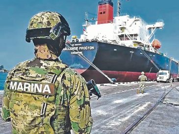 Elementos de la Marina inspeccionan una embarcación sospechosa de contrabando de combustible durante un operativo contra el huachicol fiscal. EL UNIVERSAL