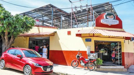 En una carnicería de Zapopan, en la Colonia Arroyo Hondo, los paneles solares redujeron a la mitad el gasto mensual de electricidad, demostrando los beneficios del autoconsumo en los negocios. EL INFORMADOR/ A. Navarro