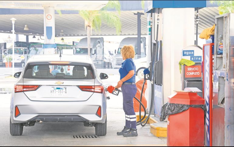 Un automovilista carga gasolina en una estación de servicio de Guadalajara, donde empresarios advierten que las nuevas disposiciones fiscales podrían complicar la distribución y agravar el desabasto de combustibles. EL INFORMADOR/ J. Acosta