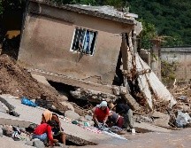 Personal especializado realiza tareas de limpieza, recolección de residuos y aplicación de material absorbente para recuperar las condiciones naturales. SUN/D. Simón Sánchez