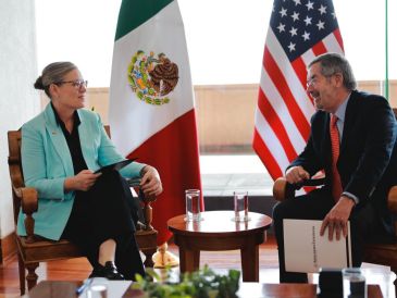 El canciller Juan Ramón de la Fuente sostuvo este martes 21 de octubre un encuentro con la gobernadora de Arizona, Katie Hobbs. X/ @SRE_mx.