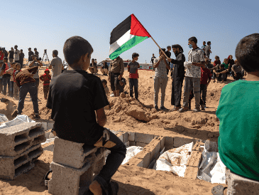 Las autoridades palestinas estiman que cerca de 10 mil personas siguen atrapadas entre los escombros y denuncian la falta de maquinaria pesada para poder localizar estos cuerpos. EFE / H. Imad