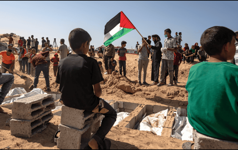 Las autoridades palestinas estiman que cerca de 10 mil personas siguen atrapadas entre los escombros y denuncian la falta de maquinaria pesada para poder localizar estos cuerpos. EFE / H. Imad