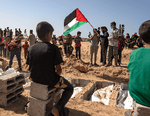 Las autoridades palestinas estiman que cerca de 10 mil personas siguen atrapadas entre los escombros y denuncian la falta de maquinaria pesada para poder localizar estos cuerpos. EFE / H. Imad