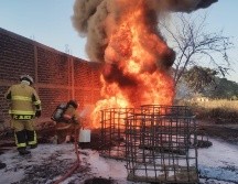 De inmediato los bomberos municipales procedieron con su personal al combate del fuego derivado de la explosión. CORTESÍA/UEPCBJ