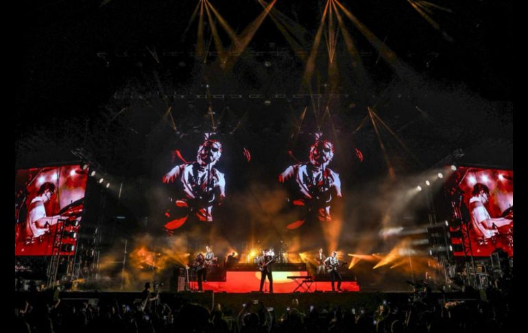 Las voces del público se mezclaron con las guitarras y percusiones, generando una atmósfera de complicidad. EL INFORMADOR/A.NAVARRO