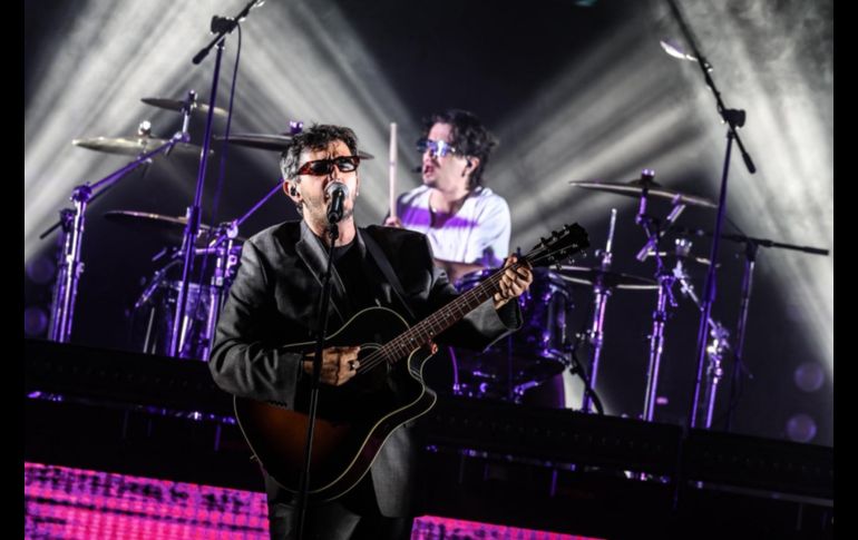 Las voces del público se mezclaron con las guitarras y percusiones, generando una atmósfera de complicidad. EL INFORMADOR/A.NAVARRO