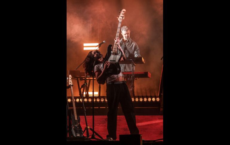 Las voces del público se mezclaron con las guitarras y percusiones, generando una atmósfera de complicidad. EL INFORMADOR/A.NAVARRO