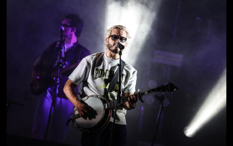 Las voces del público se mezclaron con las guitarras y percusiones, generando una atmósfera de complicidad. EL INFORMADOR/A.NAVARRO