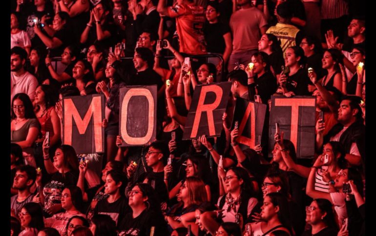 Las voces del público se mezclaron con las guitarras y percusiones, generando una atmósfera de complicidad. EL INFORMADOR/A.NAVARRO