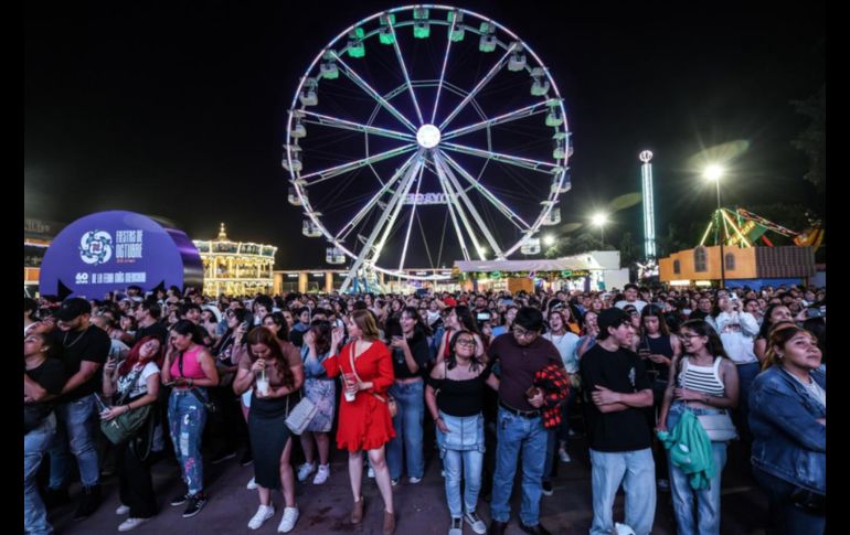 Las voces del público se mezclaron con las guitarras y percusiones, generando una atmósfera de complicidad. EL INFORMADOR/A.NAVARRO