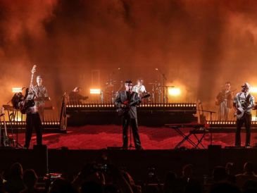 Las voces del público se mezclaron con las guitarras y percusiones, generando una atmósfera de complicidad. EL INFORMADOR/A.NAVARRO