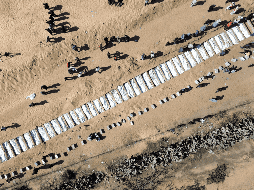 El Ministerio de Sanidad estima que unos 7 mil gazatíes continúan entre los escombros —el servicio de emergencias de Defensa Civil los eleva a 10 mil. EFE / EPA / H. Imad