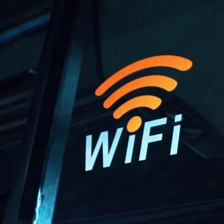 Esto le pasa a tu cuerpo y a tu teléfono si duermes con el WiFi encendido
