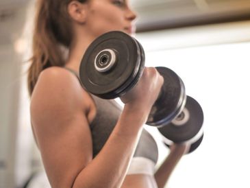 Hacer pesas ofrece múltiples beneficios para la salud física y mental. CANVA