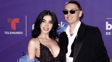 Así muestran su amor Kenia Os y Peso Pluma en los Latin Billboard. ESPECIAL / IG / @telemundo