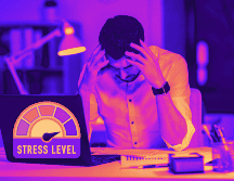 Disminución de la productividad, cometer errores y reportarse enfermo son algunos de los síntomas conductuales del estrés laboral. ESPECIAL / CANVA