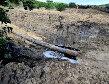 Pemex indicó que mantiene diálogo directo con las y los vecinos de la zona, quienes han permitido y facilitado el ingreso de las brigadas a los predios y áreas comunes próximas al cauce. ESPECIAL/Pemex