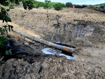 Pemex indicó que mantiene diálogo directo con las y los vecinos de la zona, quienes han permitido y facilitado el ingreso de las brigadas a los predios y áreas comunes próximas al cauce. ESPECIAL/Pemex