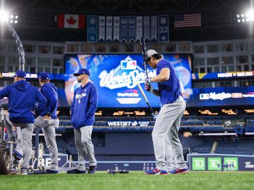 La Serie Mundial 2025 enfrenta a Los Angeles Dodgers y Toronto Blue Jays en una final inesperada por los fanáticos del beisbol de las Grandes Ligas. AFP / C. Burston