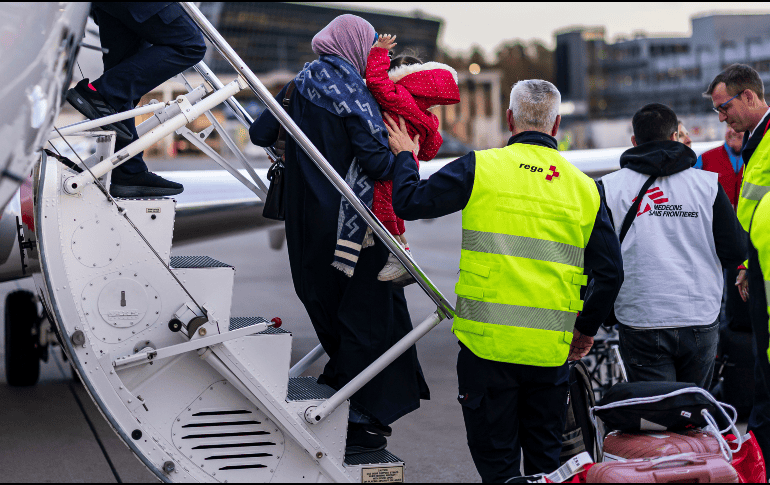 Aunque la OMS ha apoyado la evacuación de 7 mil 782 pacientes a más de 20 países, todavía quedan 15 mil personas dentro de Gaza que necesitan evacuación médica, de las que 4 mil son niños. EFE / EPA / M. Bulholzer
