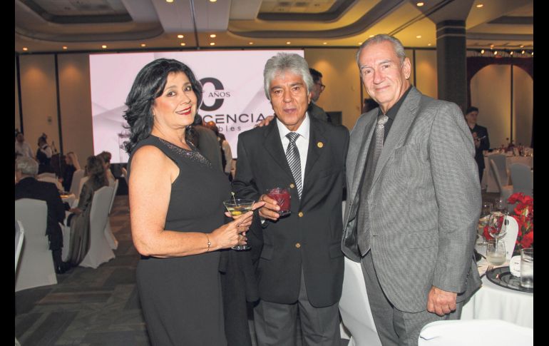 Aurea Yáñez, Ignacio Plasencia y Andrés Gómez Plascencia. GENTE BIEN JALISCO / 90 aniversario de Placencia Muebles