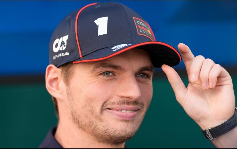 Verstappen, que no participó en la FP1, rodó con los compuestos suaves para marcar un tiempo de 1:17.392 y quedarse con el primer puesto, esto a pesar de que en la radio reportó varios problemas de agarre con los neumáticos. AP / F. Llano