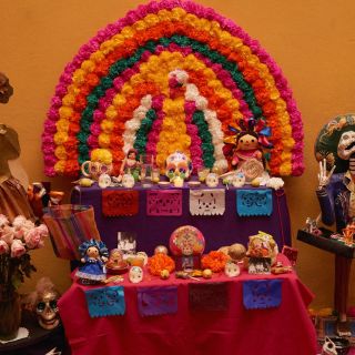 Este es el significado de velas, flores y copal en un altar de muertos