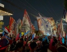 La pasión rojiblanca se hizo sentir la noche de este viernes, cuando cientos de aficionados de Chivas se dieron cita a las afueras del hotel de concentración del equipo para ofrecer la tradicional serenata previa al Clásico Tapatío. EL INFORMADOR / F. Ramírez