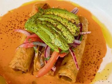 Disfruta de una tarde agradable y una comida sin igual en Velia Sea Bunker & Bar. ESPECIAL