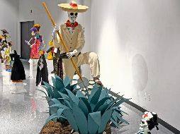 Visitantes pueden observar piezas de cartonería y calaveritas en la exposición del Día de Muertos en algunos museos. ESPECIAL