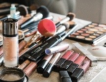 Además de los cosméticos, se pueden añadir accesorios que se utilizan en la rutina de belleza diaria. Unsplash