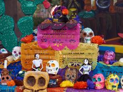 Los elementos del altar pueden ir desde alimentos hasta objetos personales de las personas recordadas. ESPECIAL / CANVA