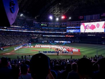 Con el marcador 1-0 a favor de Toronto, la Serie Mundial seguirá este sábado en el Rogers Centre, en Canadá. EFE / E. Lima