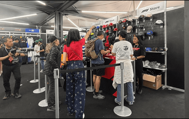 Los productos más populares son los de Ferrari, cuenta uno de los vendedores en el recinto. EL INFORMADOR / P. Gallardo
