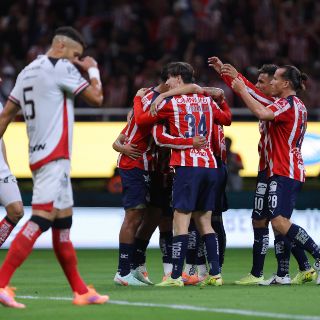 Chivas golea al Atlas con hat-trick de la 'Hormiga' González